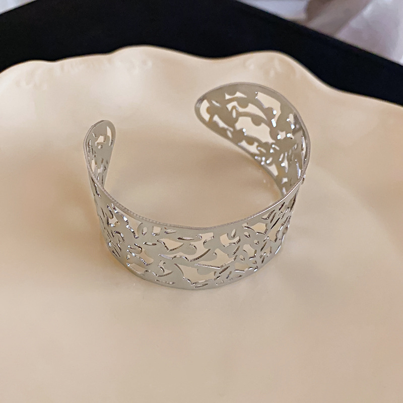 Elegant Exaggerated Geometric Alloy Bangles Wholesale display picture 15