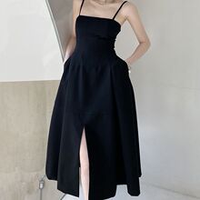 高腰显瘦内搭气质小裙子黑色法式吊带连衣裙女秋设计感小众小黑裙