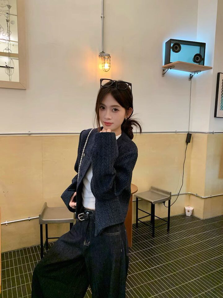 Áo khoác nữ ngắn dáng ôm phối túi, cổ tròn tay dài, phong cách thanh lịch — Phong cách đơn màu xanh hải quân chi tiết 11