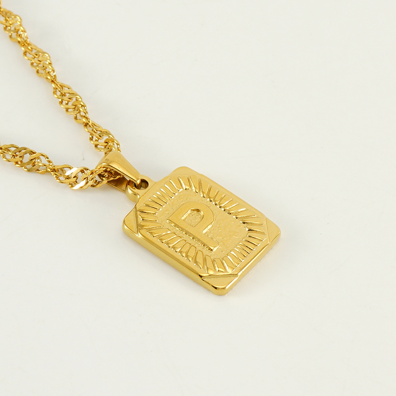 Collar de cadena de onda de agua cuadrada de acero inoxidable europeo y americano transfronterizo moda de mujer Luz de lujo todo fósforo titanio acero 26 letra colgante