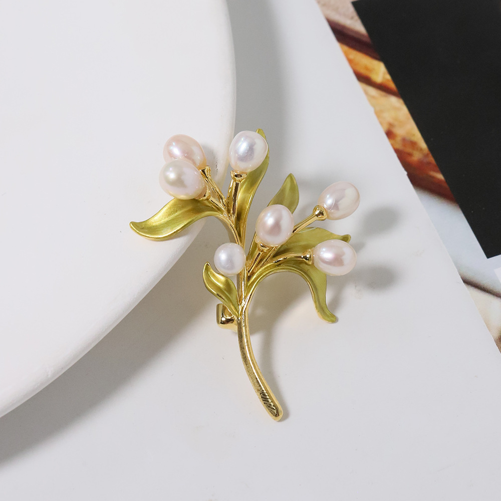 Nuevo broche coreano de ramas de perlas de agua dulce temperamento elegante Mori Tie Pin adorable simple accesorios de flor de pecho