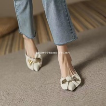 2025新款单鞋女低跟平底尖头蝴蝶结金属扣米白色粉色百搭豆豆鞋