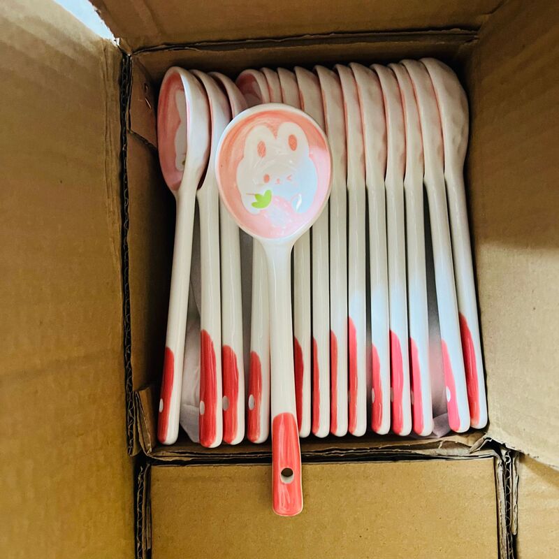 卸売りの長い柄の釉薬の下で彩りいっぱいの花のスプーンのかわいい花の陶磁器のスープのスプーンはスープを調整します。|undefined