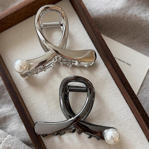 Metal Cross Pearl Clip Women's 2024 New High-end Hair Clip Medium Shark Clip Hair Clip at the Back of the Head