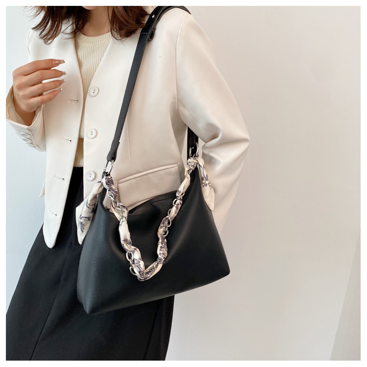 Wholesale Simple Solid Color Silk Scarf Handle One-shoulder Messenger Bag Nihaojewelry display picture 1