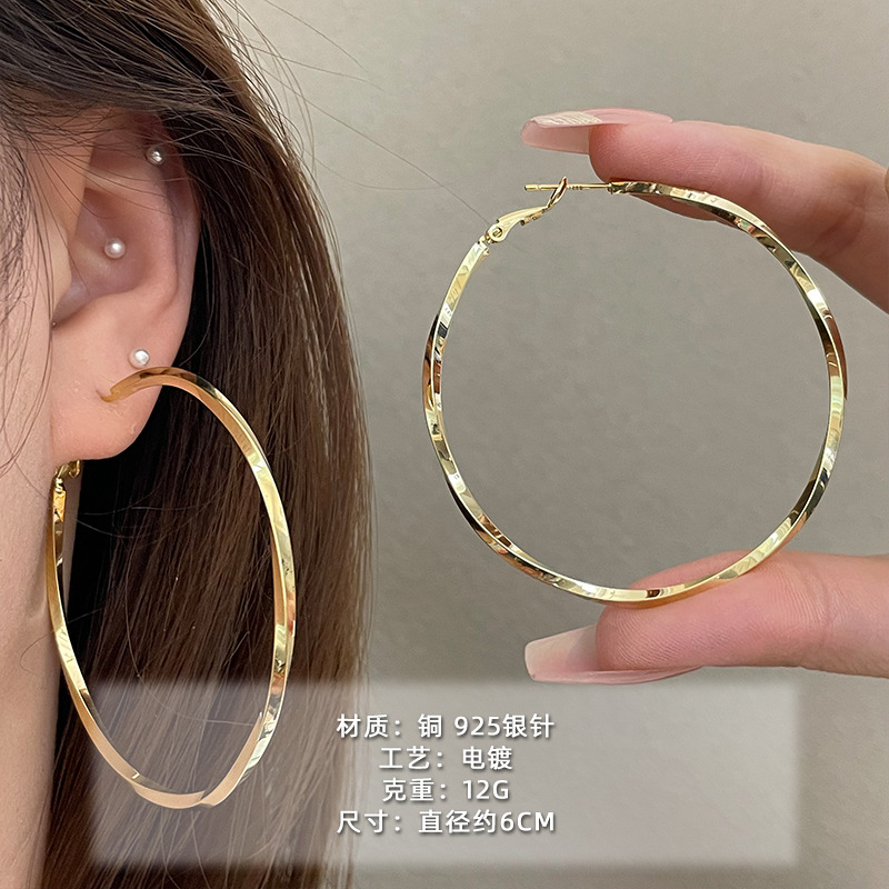 2025 nuevo estilo verano de moda anillo plateado círculo negro círculo fino temperamento europeo y americano aretes dorados de todo fósforo