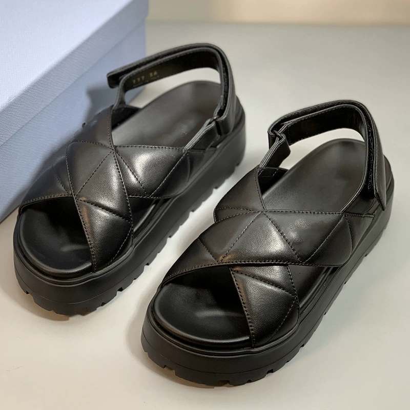 Повседневная обувь из натуральной кожи, маленькие новые стильные сандалии 2025 года, модные универсальные шнурки, сандалии на толстой подошве для женщин в европейском и американском стиле.