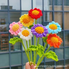 純手作りのウールかぎ針編みのデイジーとカモミールの一輪の花束、教師の日のギフトに最適です。