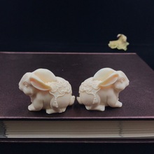 象牙果雕刻可爱小兔子摆件生肖玉兔一对家居桌面摆饰工艺礼品批发
