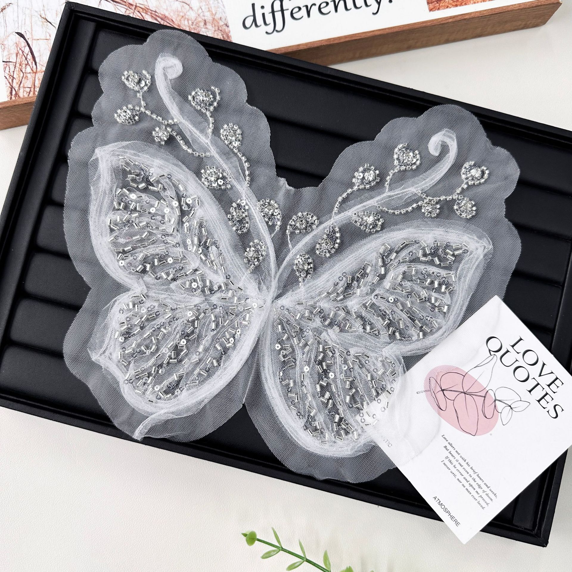 Pegatinas bordadas de malla de mariposa tridimensional con lentejuelas vestido decorativo de diamantes de imitación vestido de novia pijamas accesorios de vestido pegatinas de tela en stock image 3