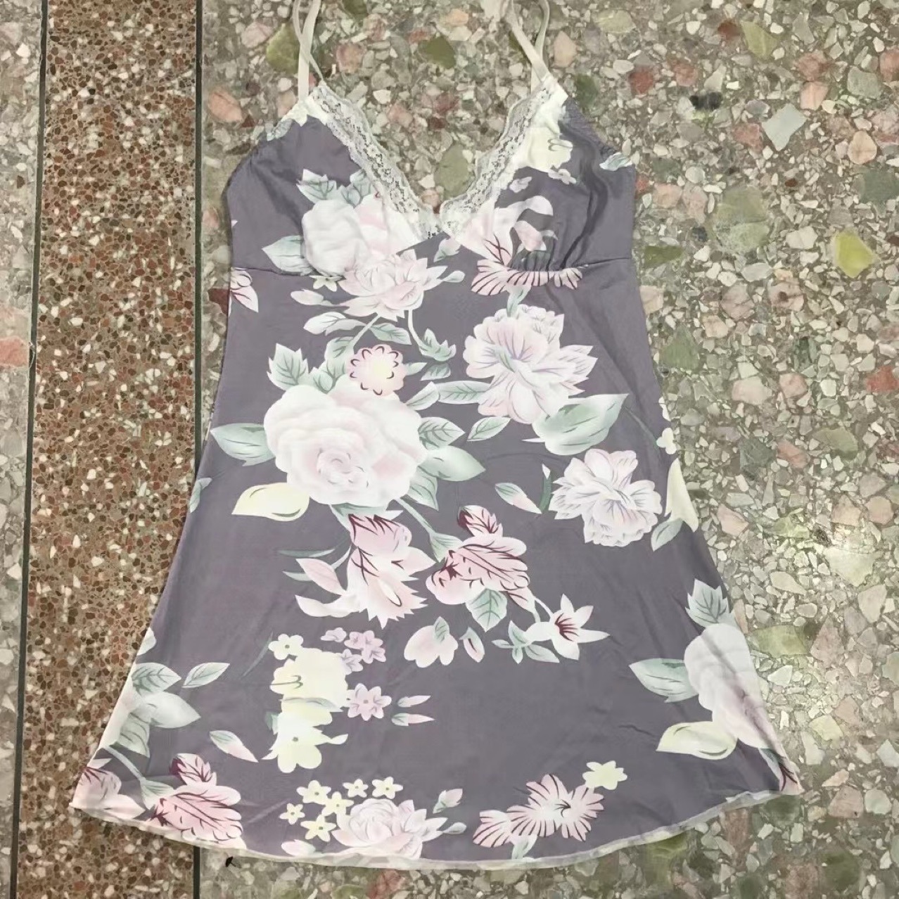 Inventario de fábrica Camisón de cola Ropa abigarrada Ropa variada de cuatro estaciones Liquidación barata Venta al por mayor de manga corta