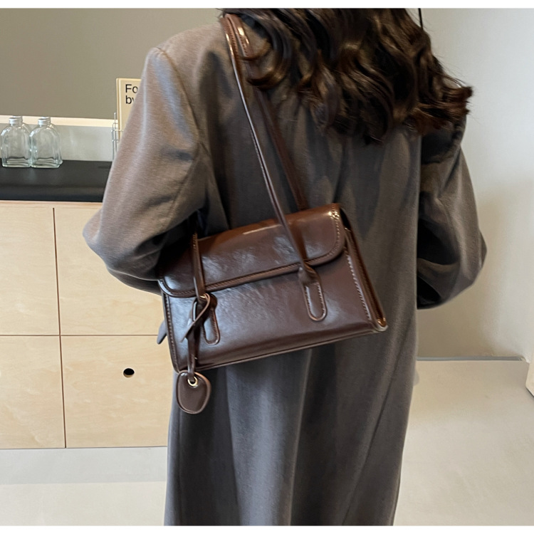 Women's Medium Pu Leather Solid Color Vintage Style Streetwear Zipper Shoulder Bag display picture 6