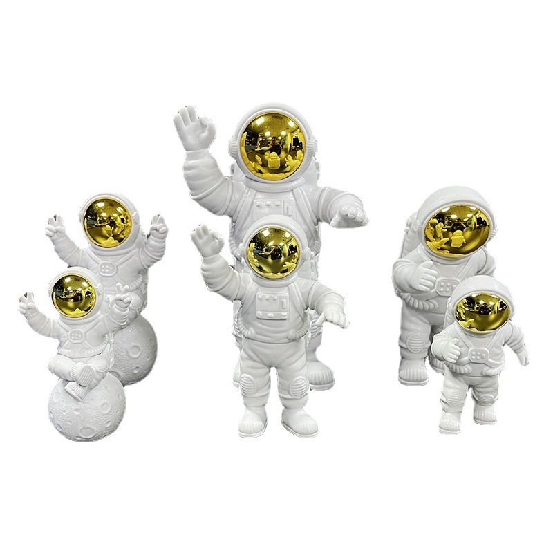 大サイズの宇宙飛行士が宇宙飛行士の客間の部屋の家の酒場の装飾品を飾って贈り物をして卸売りします。|undefined
