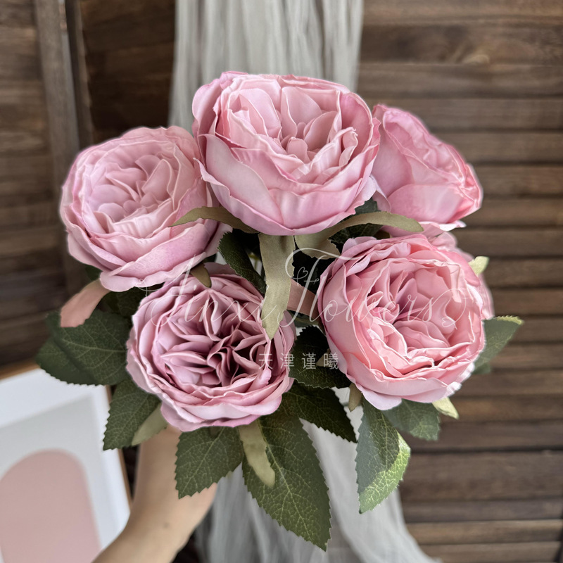 縁を焼く7頭のオースティンバラを花の結婚祝いの結婚式に飾った造花の家の客間に生け花を飾る|undefined