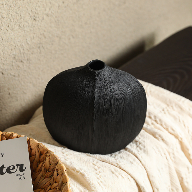 Florero de cerámica cepillado negro Wabiji moderno Adornos de flores de escritorio de alto valor de estilo ins arreglos florales de alto valor al por mayor
