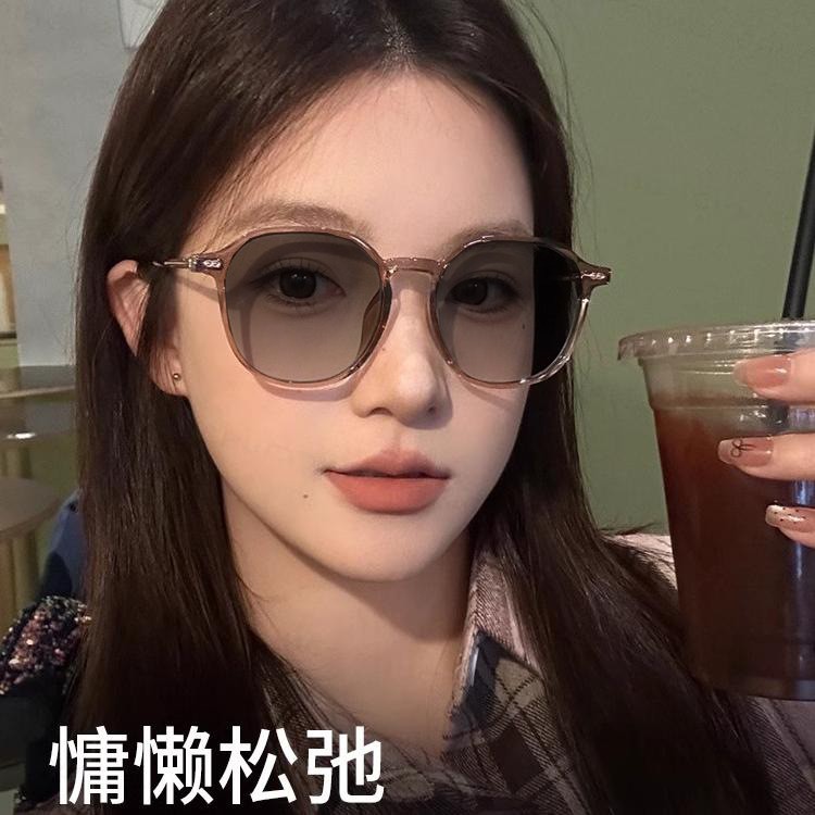 Las gafas que cambian de color ultraligeras para mujer de moda muestran la presbiterias jóvenes