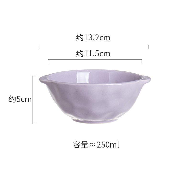 양손으로 꼬집은 우유빛 보라색 작은 귀그릇