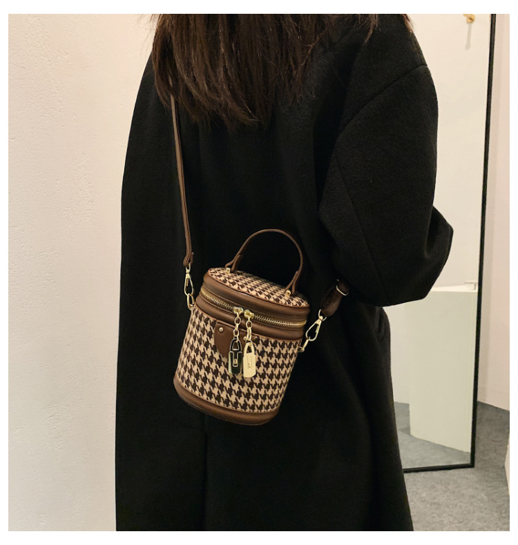 Plaid Cylindrical Small Bag Autumn And Winter Simple Temperament Simple One-shoulder Messenger Bucket Bag display picture 7