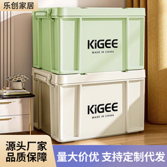 プラスチック収納ボックスに大きな服を入れて布団を整理します。