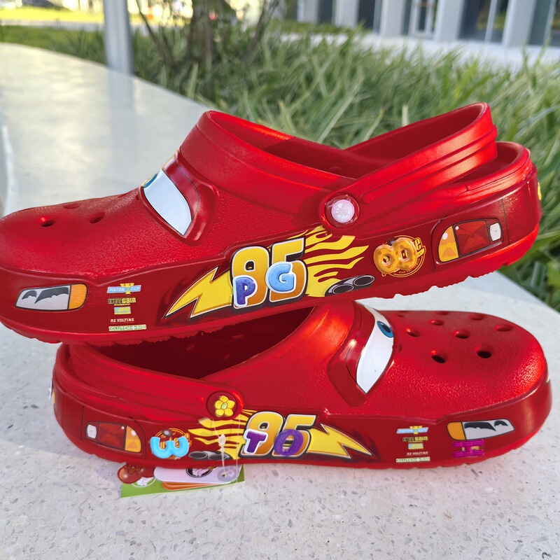 In-stock 95 car-themed clogs without light holes, Cars-themed men's and women's shoes, breathable beach sandals, available for wholesale and dropshipping