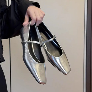 ��Ƥ��~��Ƥƽ���yɫ�͹�һ�ֿ۬�����ЬŮ2026�¿�\�������Ь