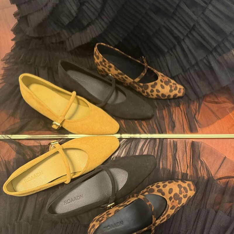 European Women's Shoes 2024 Autumn New Soft Leather Soft Sole Square Toe Shallow Mouth Velcro Strap Mary Jane Shoes