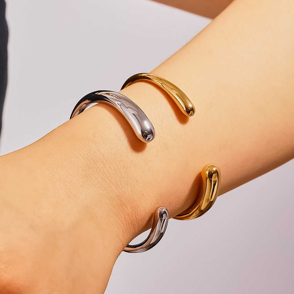 Europa y América INS simple y versátil acero de titanio minimalista simple gota de agua brillante brazalete abierto de 18K no se desvanece