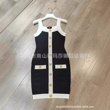 法式名媛风单排金属扣横条镂空黑白撞色收腰包臀吊带针织连衣裙