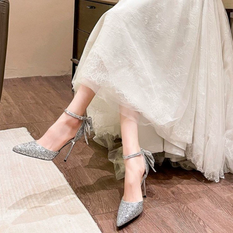 Новые красивые блестки на лето 2024 года с заострением феи банты на каблуках свадебные туфли серебряные туфли на каблуках женщины
