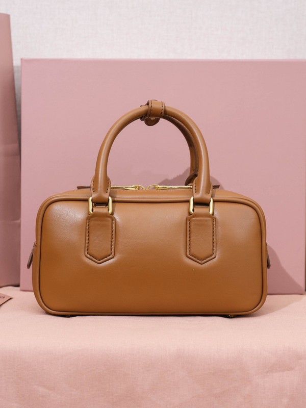 オリジナルレザー miu 新しいボウリングバッグプリーツ miu トートバッグシングルショルダークロスボディレディースバッグホーボーポータブル小さなスクエアバッグ|undefined