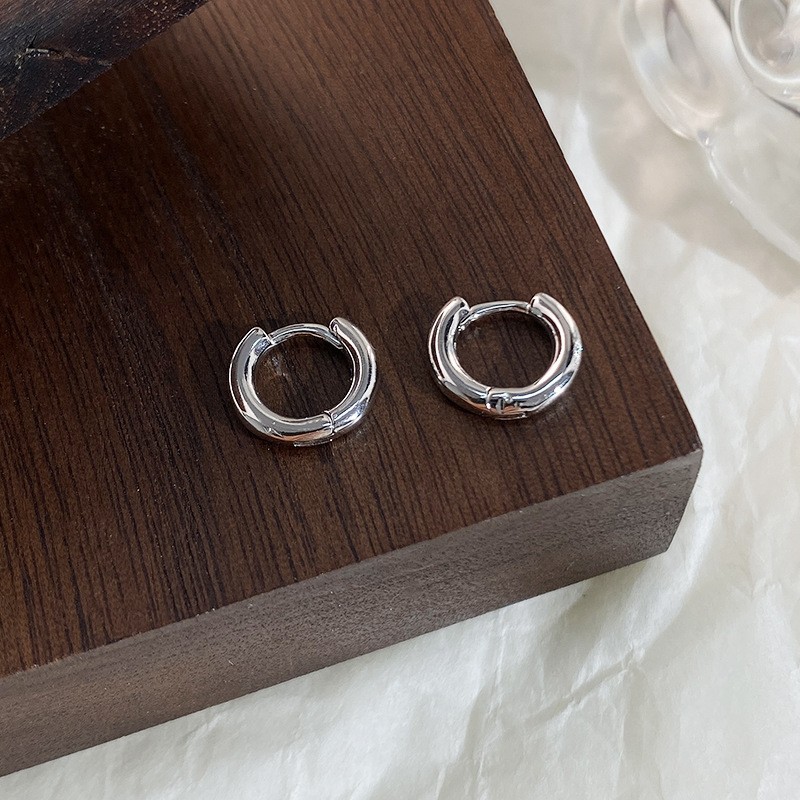 Nuevos desplazamientos de moda con pendientes de círculo grande, ligero y lujoso, temperamento femenino de alta gama, botones para los oídos, Orejeras de círculo vegetariano, agujas para los oídos
