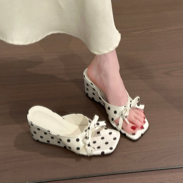 Aumentar la altura de la parte inferior gruesa de las zapatillas de talón de verano 2026 nuevas zapatillas de tacones altos con falda temperamento sandalias