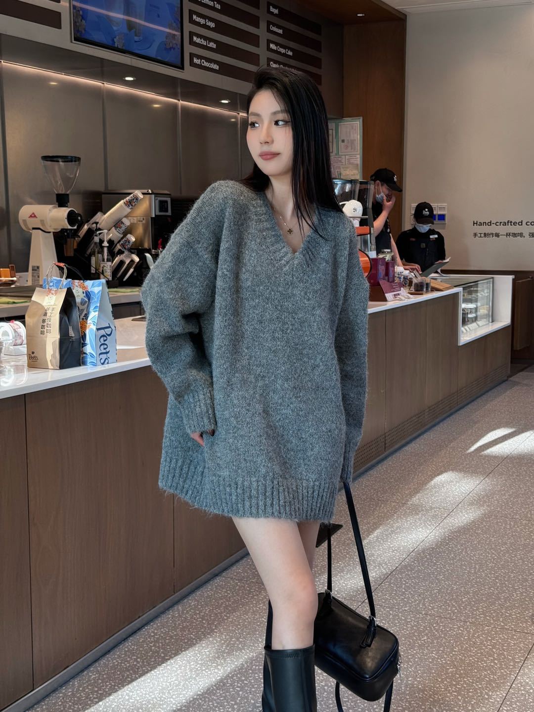 24 invierno Puyuan perezoso viento relajado pluma de color sólido suéter de cuello en V mujeres otoño 2024