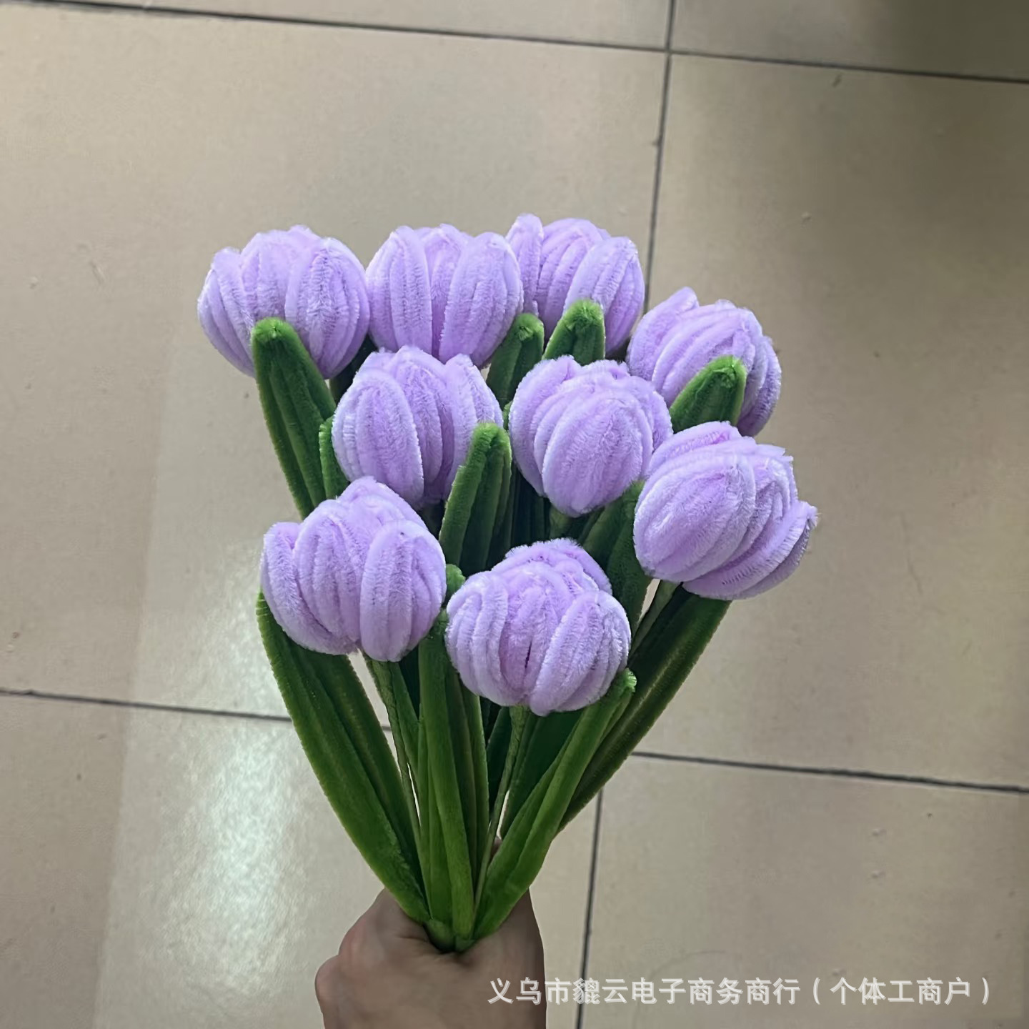 연한 보라색 단일 튤립 꽃다발