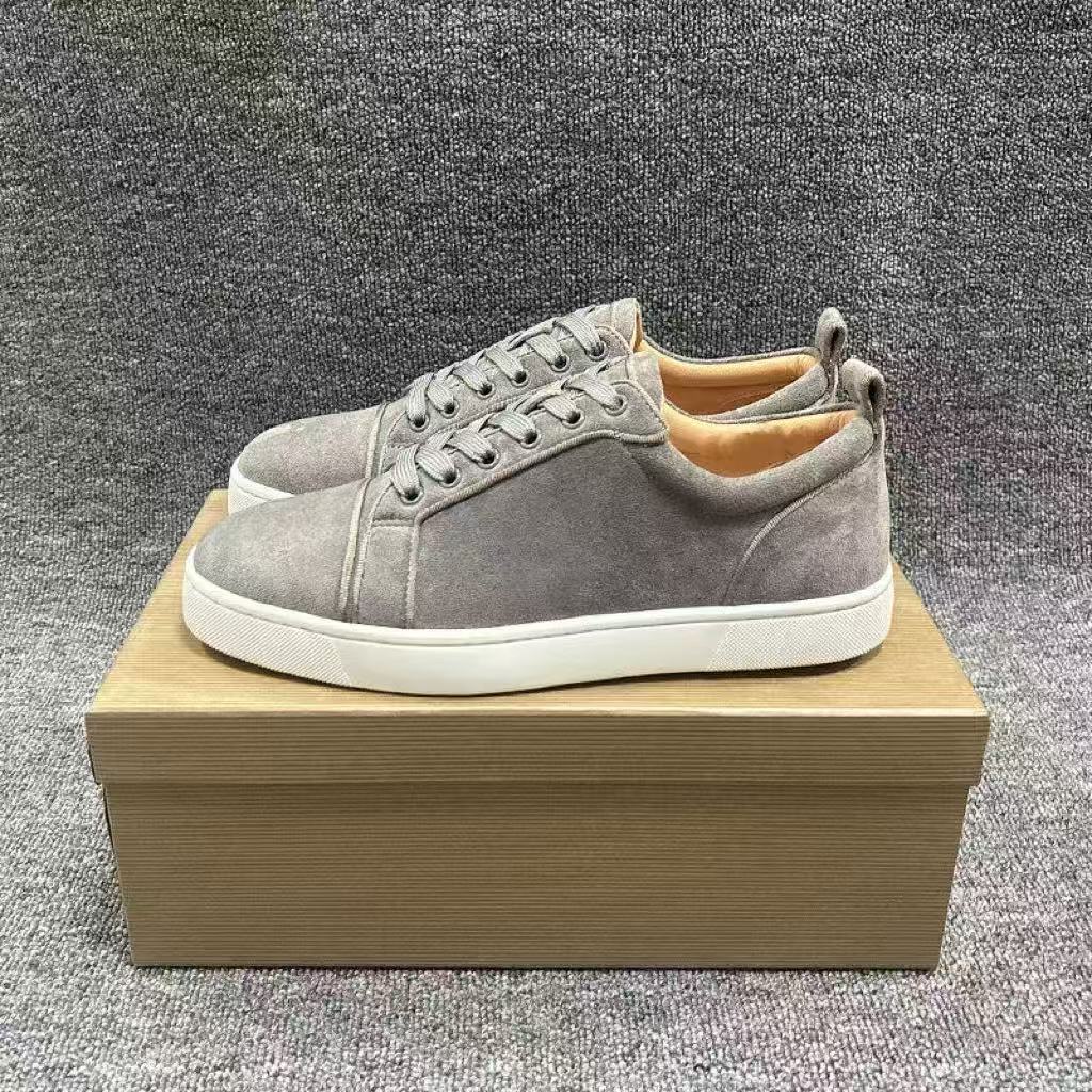 Estación europea cl remaches eléctricos zapatos de suela roja de tendencia universal remaches pareja de moda casual zapatos casuales de moda europea