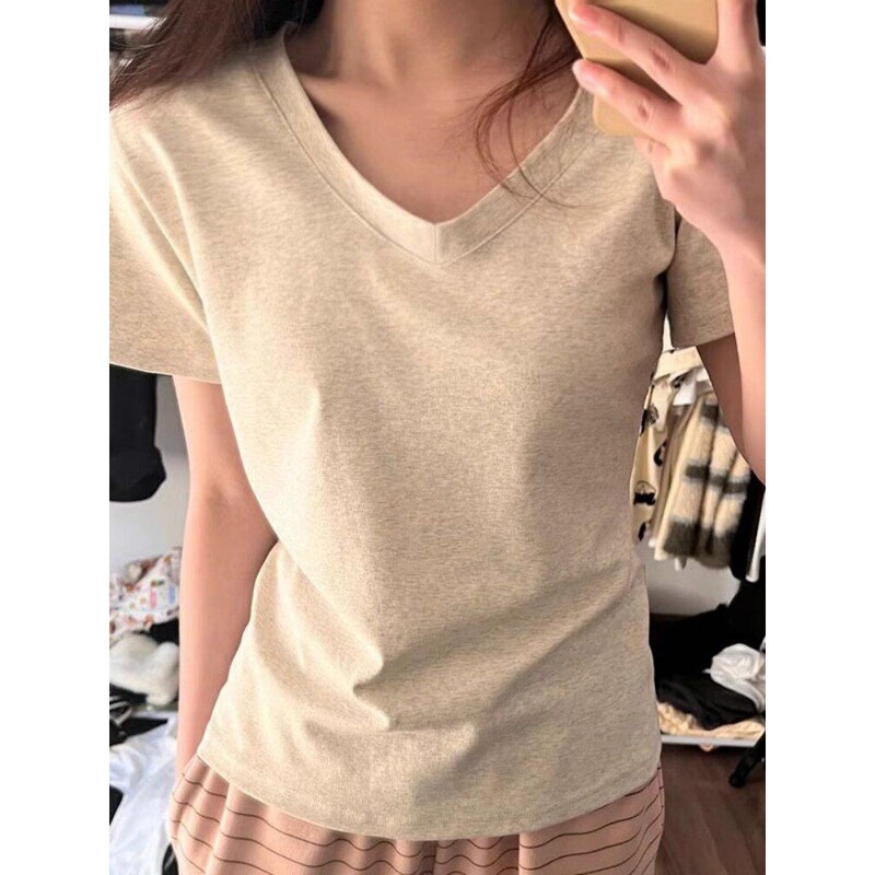 Slim-Fit Short-Sleeve V-Neck T-Shirt for Women, Suitable for Spring and Autumn, Versatile Gray Top for Summer Slim-Fit Short-Sleeve V-Neck T-Shirt for Women, Suitable for Spring and Autumn, Versatile Gray Top for Summer