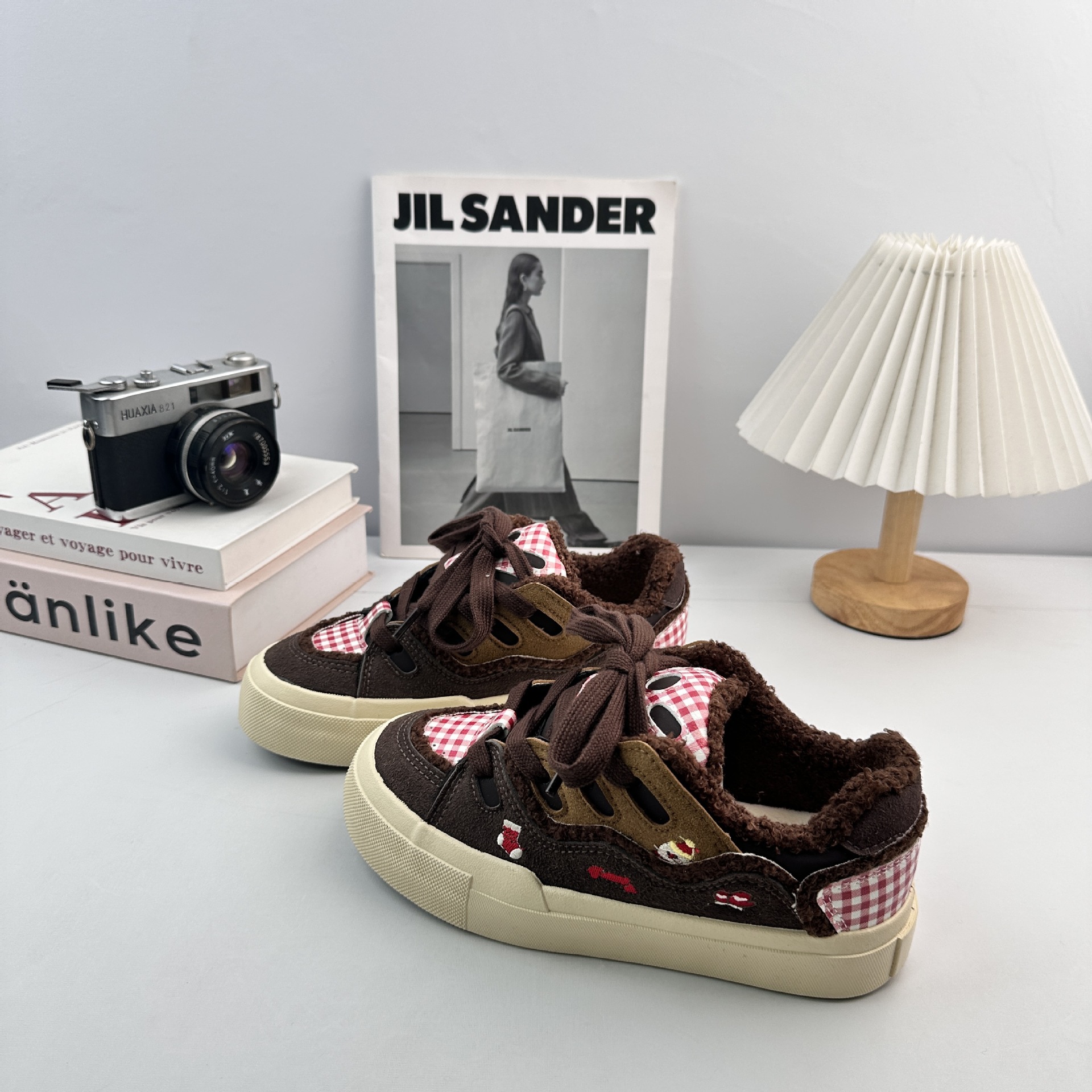 Yuanbo coreano zapatos de skate casuales para mujeres 2025 invierno nuevo estilo de terciopelo universal zapatos deportivos chique zapatos blancos
