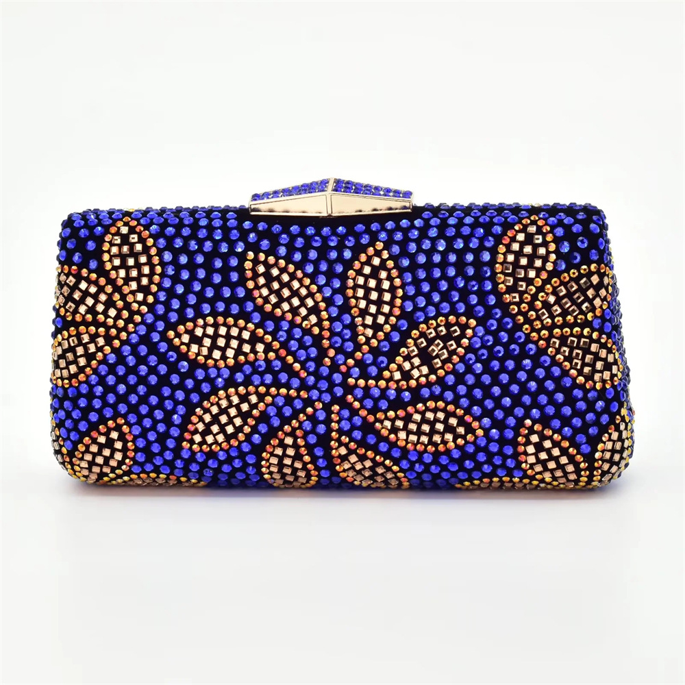 Vintage strasszokkal díszített női magassarkú cipő hozzáillő clutch stílusú vacsorához való öltönnyel_voghion.com