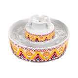 Глобальная световая керамическая домашняя кошка выпивает питье