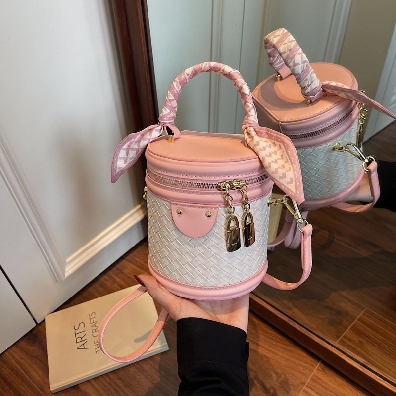 Bolso de cubo de mano para mujer 2025 nuevo bolso de hombro de todo fósforo de nicho tejido popular transfronterizo bolso de mensajero simple de moda