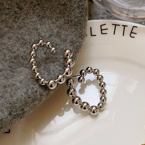 Elegant and Stylish 18K Gold Hollow Bead Unusual Heart-Shaped Earrings with a Unique and Trendy INS Aesthetic, Exaggerated Ear Accessories