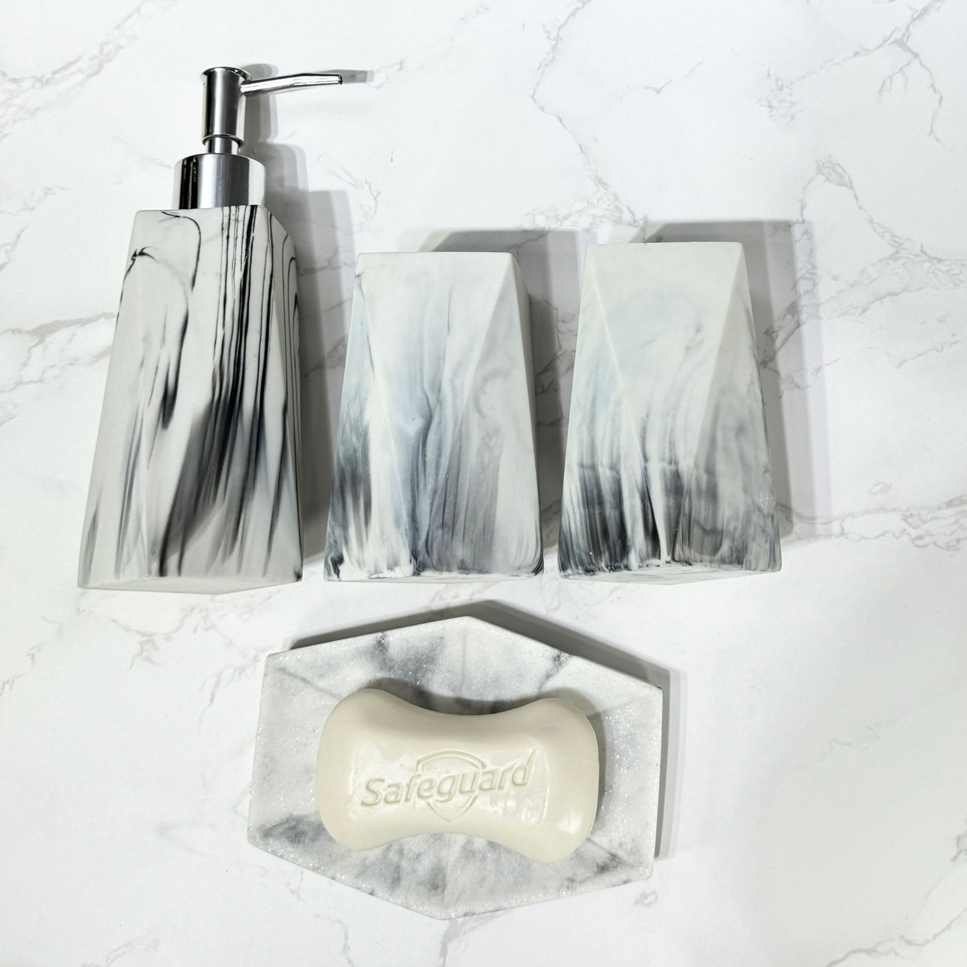 Juego de cuatro piezas con patrón de mármol de resina de baño de hotel, juego de lavado de baño para el hogar nórdico, botella de desinfectante de manos, plato de jabón