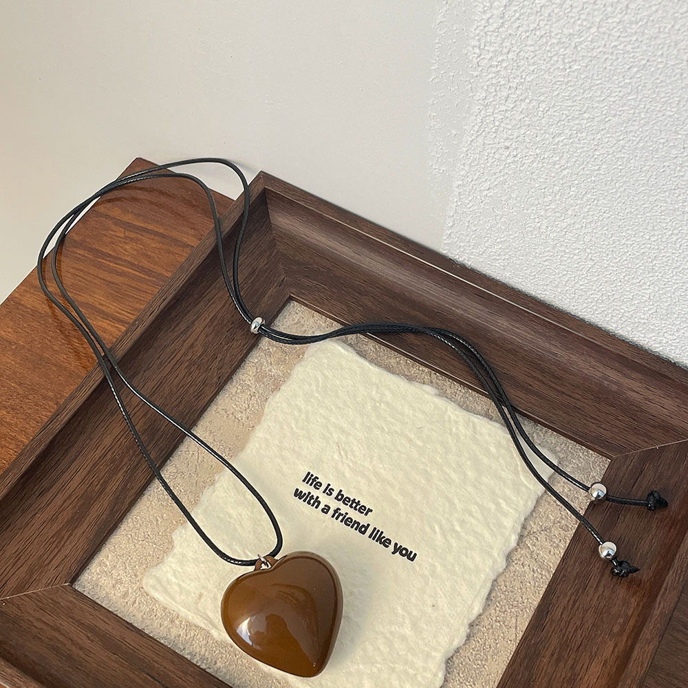 Resin, Leather rope Material Heart Shape Pattern Simple Style Heart Shape Resin Leather Rope Woven Chain Pendant Necklaces Wholesale