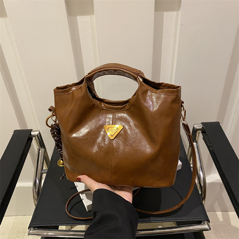 Bolso de mano retrógrado nicho mujer 2025 nuevo estilo de piel de cera de aceite para viajar bolso de hombro de gran capacidad relajado mochila