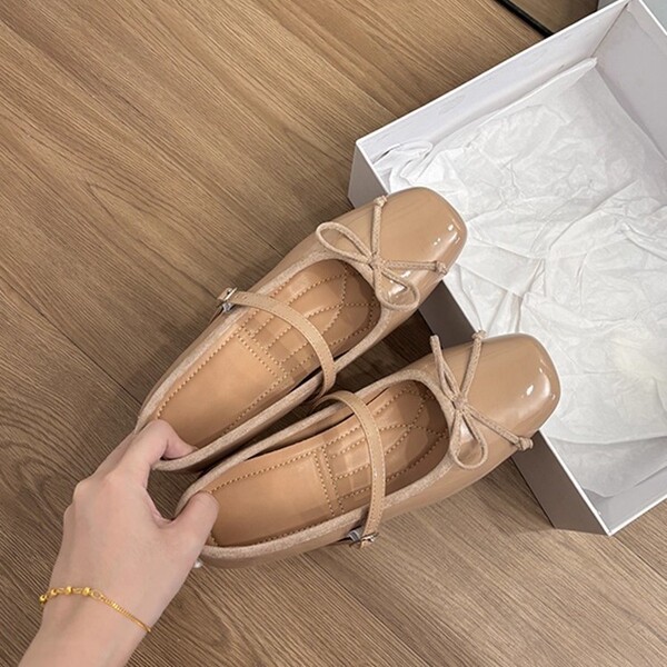 Retro Mary Jane shoes made of sheepskin leather with hidden heel…