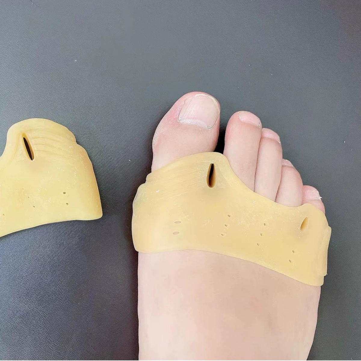 Новый разделитель для большого пальца с отрицательными ионами, новая конструкция подушечек для большого пальца и передней части стопы.