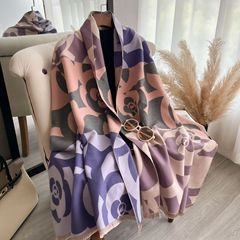 秋冬のツバキの花の色合わせのファッションの女性はカシミヤの保温のマフラーをまねて厚い金のエアコンのマントをプラスして首を囲みます。