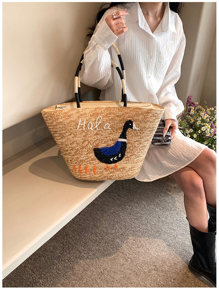 Femmes Moyen Paille Animal Vacances Style Classique Tisser Chaîne De Caractères Sac Seau display picture 20