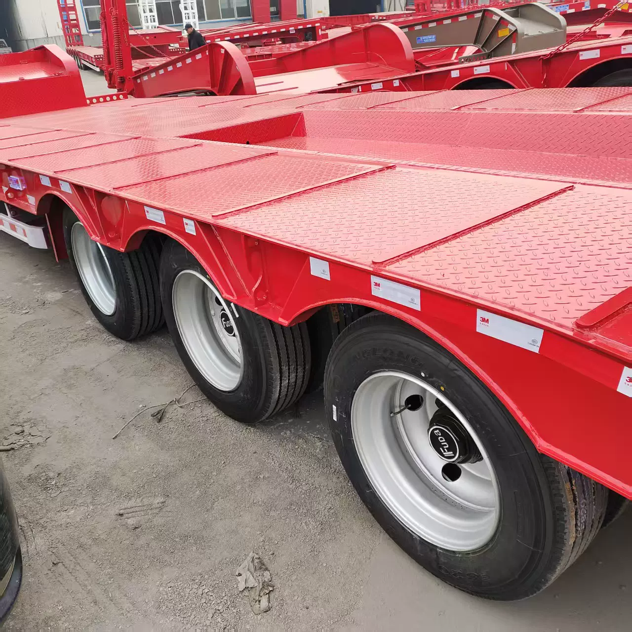 13.75米高低板半挂车 挖掘机运输车 物流大板 弹簧厂家液压爬梯