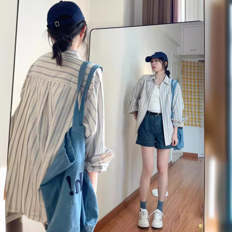 春の服の中にシャツを重ねて着ています。女性の夏の日焼け止めシャツのコートのデザイン感があります。|undefined